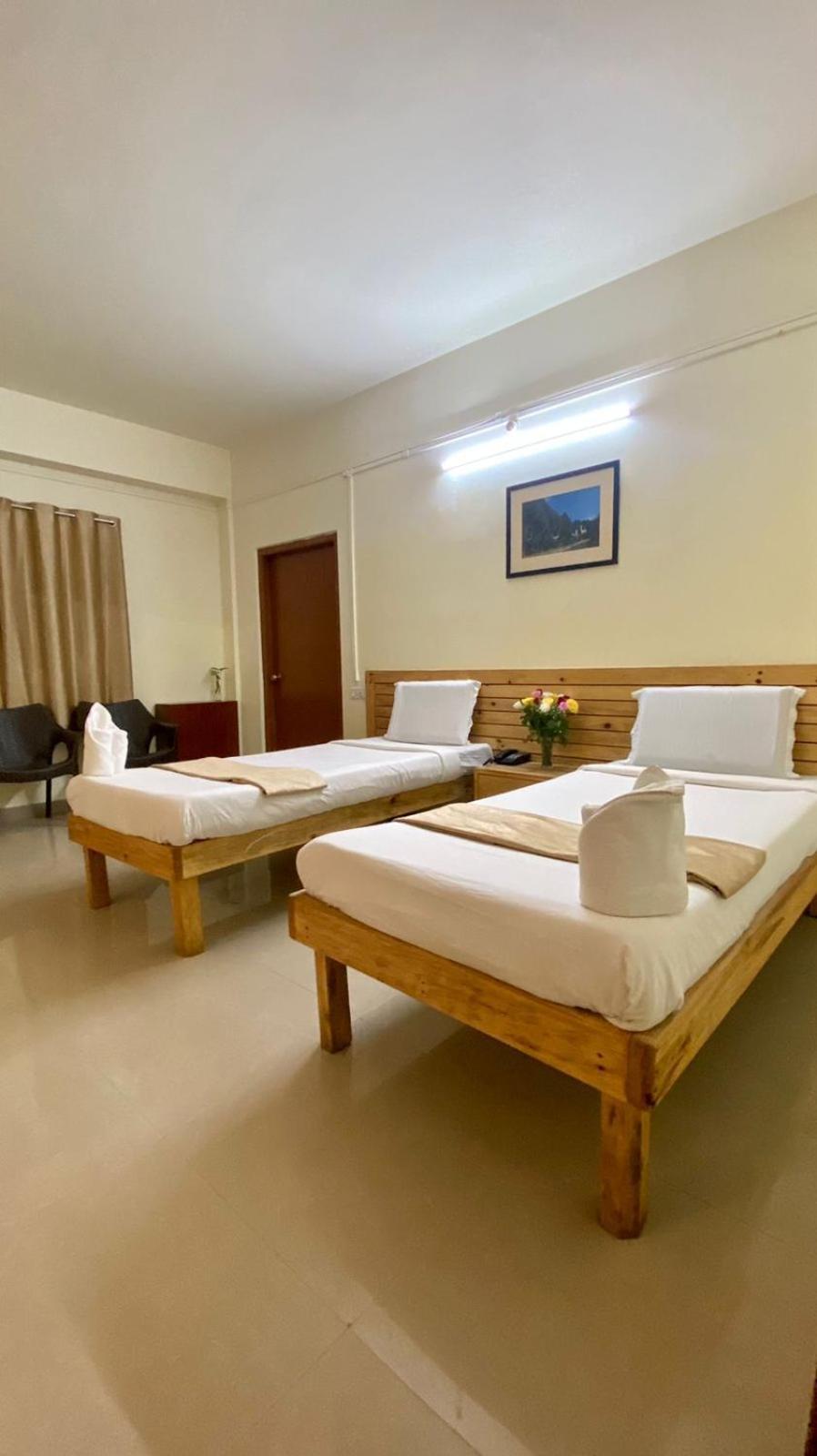 Hotel Travellers Inn シロン エクステリア 写真
