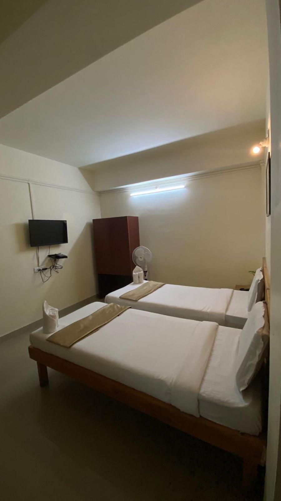 Hotel Travellers Inn シロン エクステリア 写真