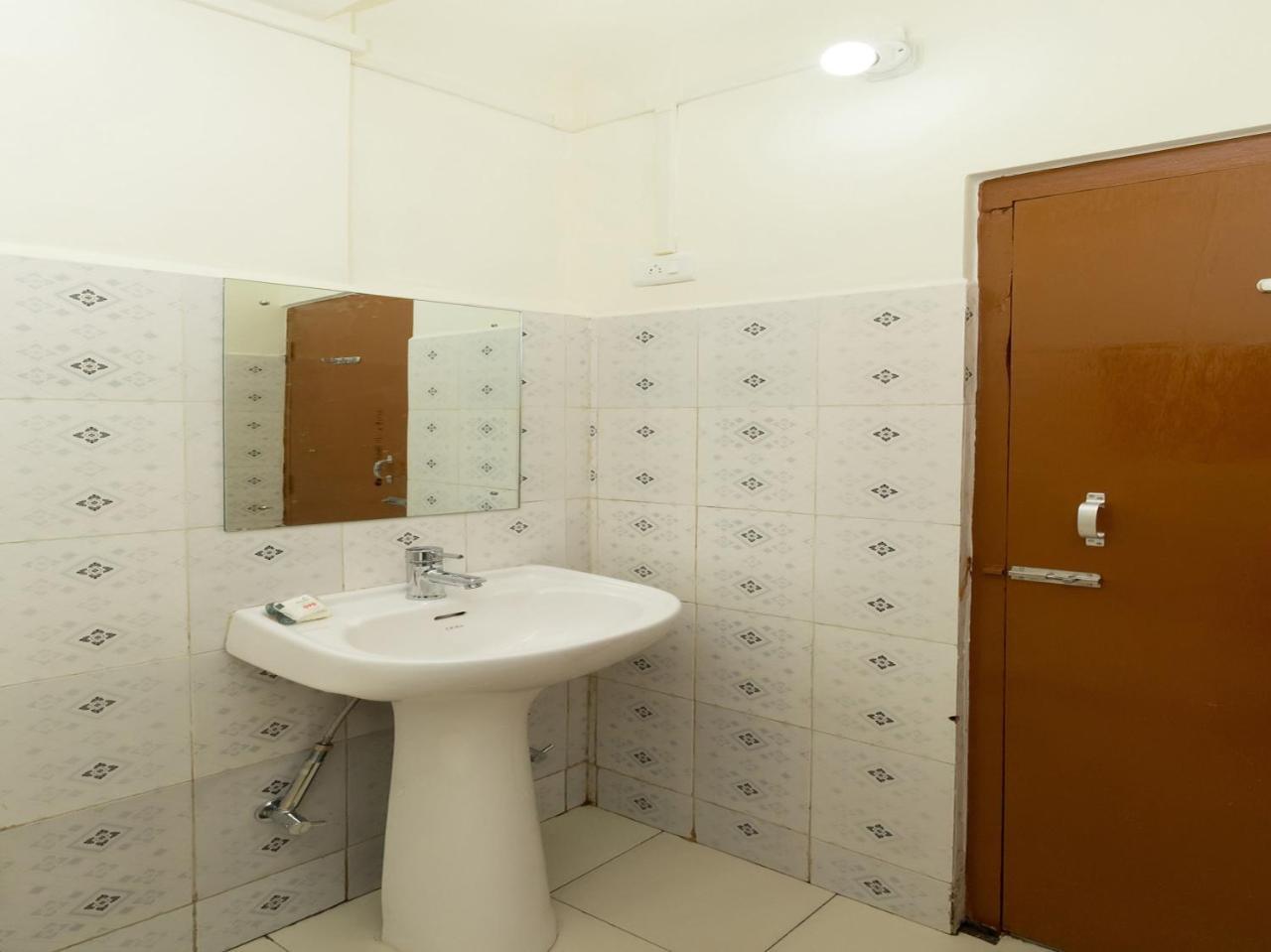 Hotel Travellers Inn シロン エクステリア 写真