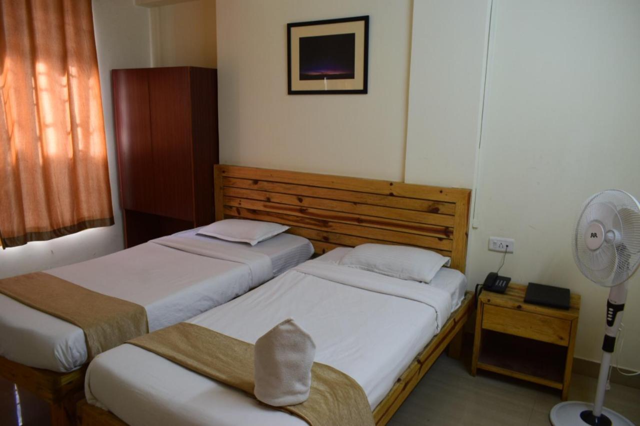 Hotel Travellers Inn シロン エクステリア 写真
